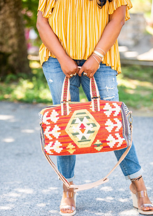 Lolafalk — The Sloane Waxed Canvas Messenger Bag in Navy Blue